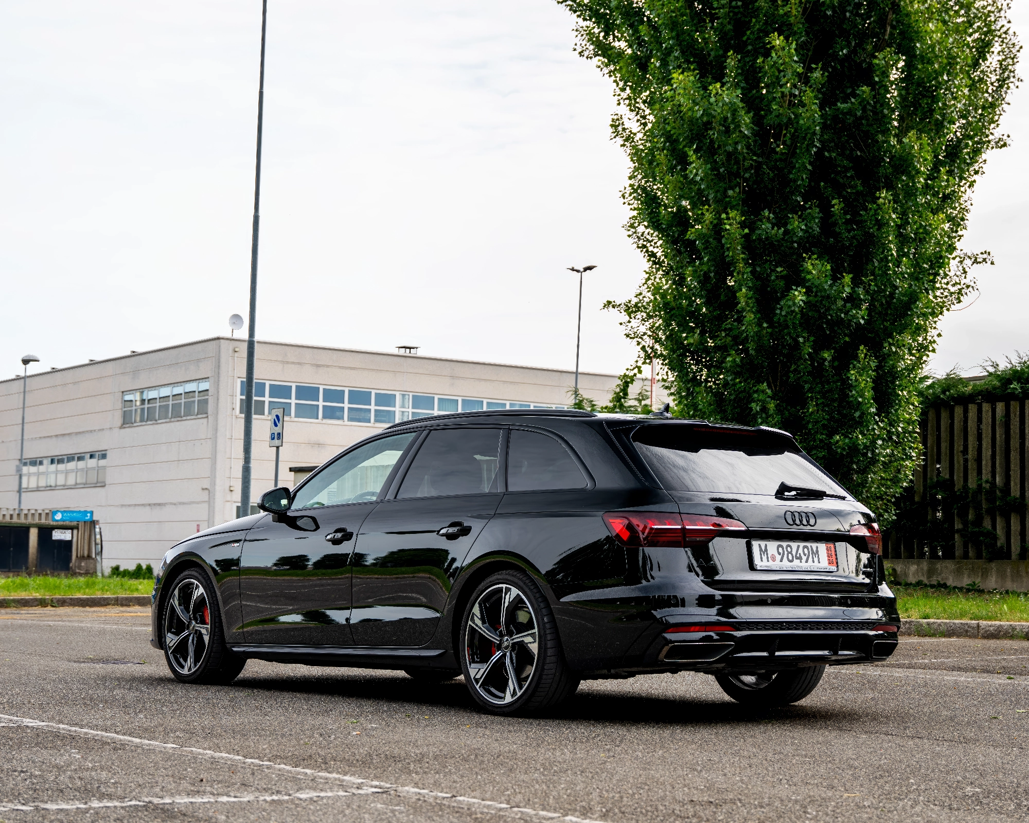 Audi A4 Competition Plus — Angolo laterale shooting fotografico professionale automotive