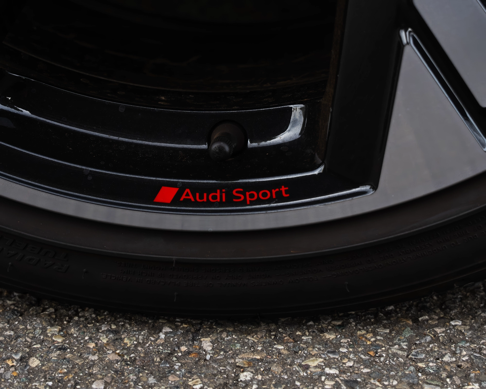 Audi A4 Competition Plus — Vista posteriore fotografia professionale automotive