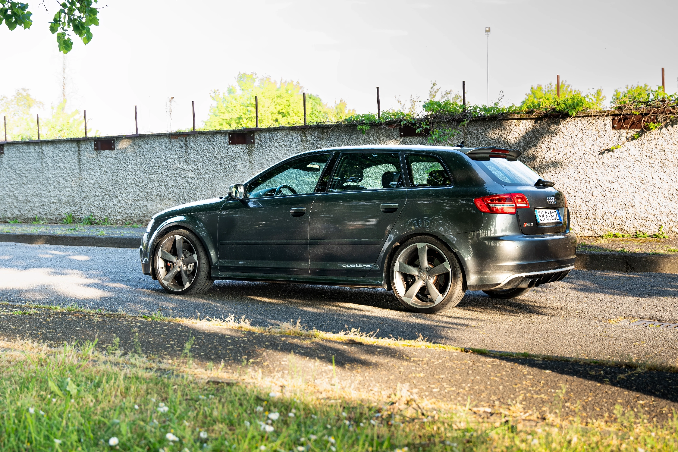 Audi RS3 — Vista laterale fotografia sportiva prestazionale professionale automotive