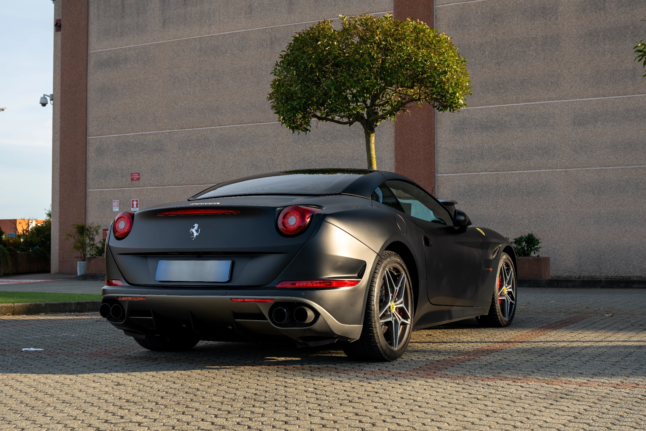 Ferrari California T — Foto professionale shooting automotive DrivenByLight fotografia lusso