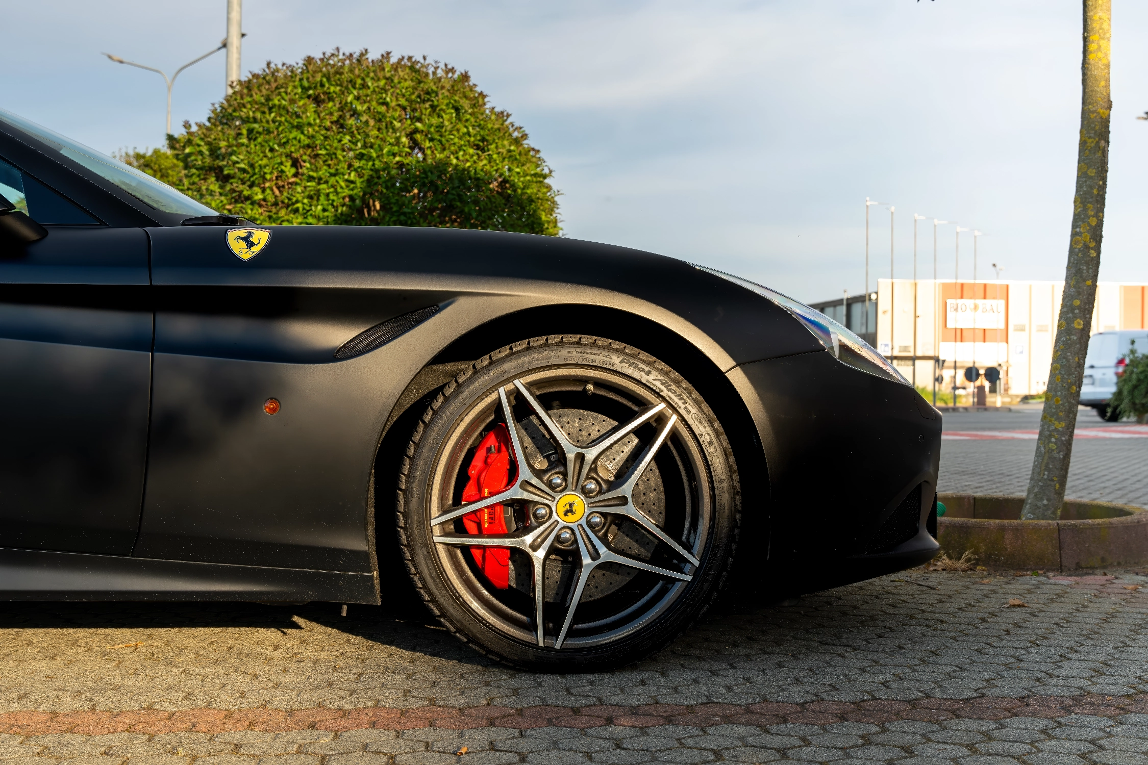 Ferrari California T — Vista laterale fotografia sportiva lusso professionale automotive
