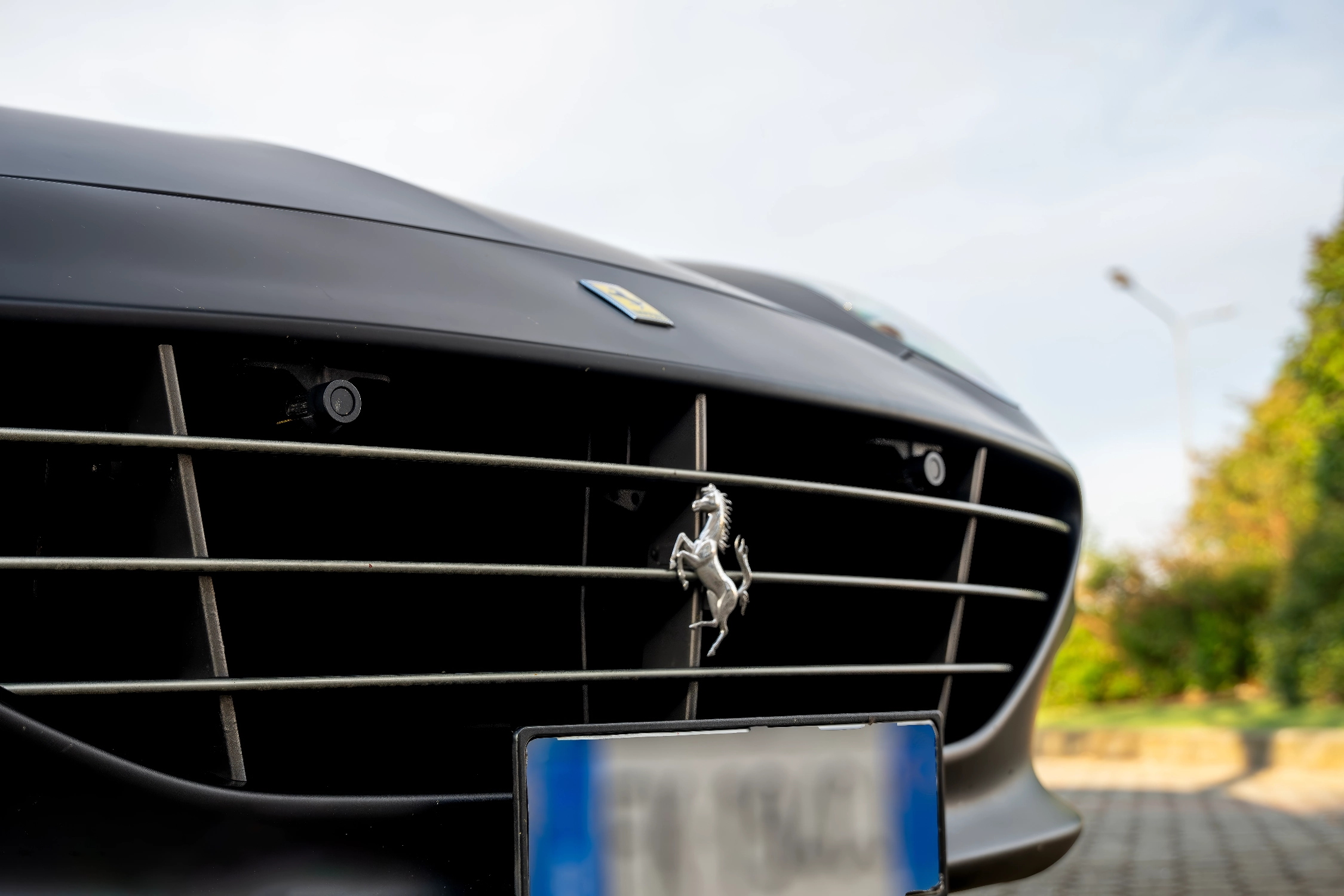 Ferrari California T — Dettaglio frontale shooting professionale fotografia lusso automotive