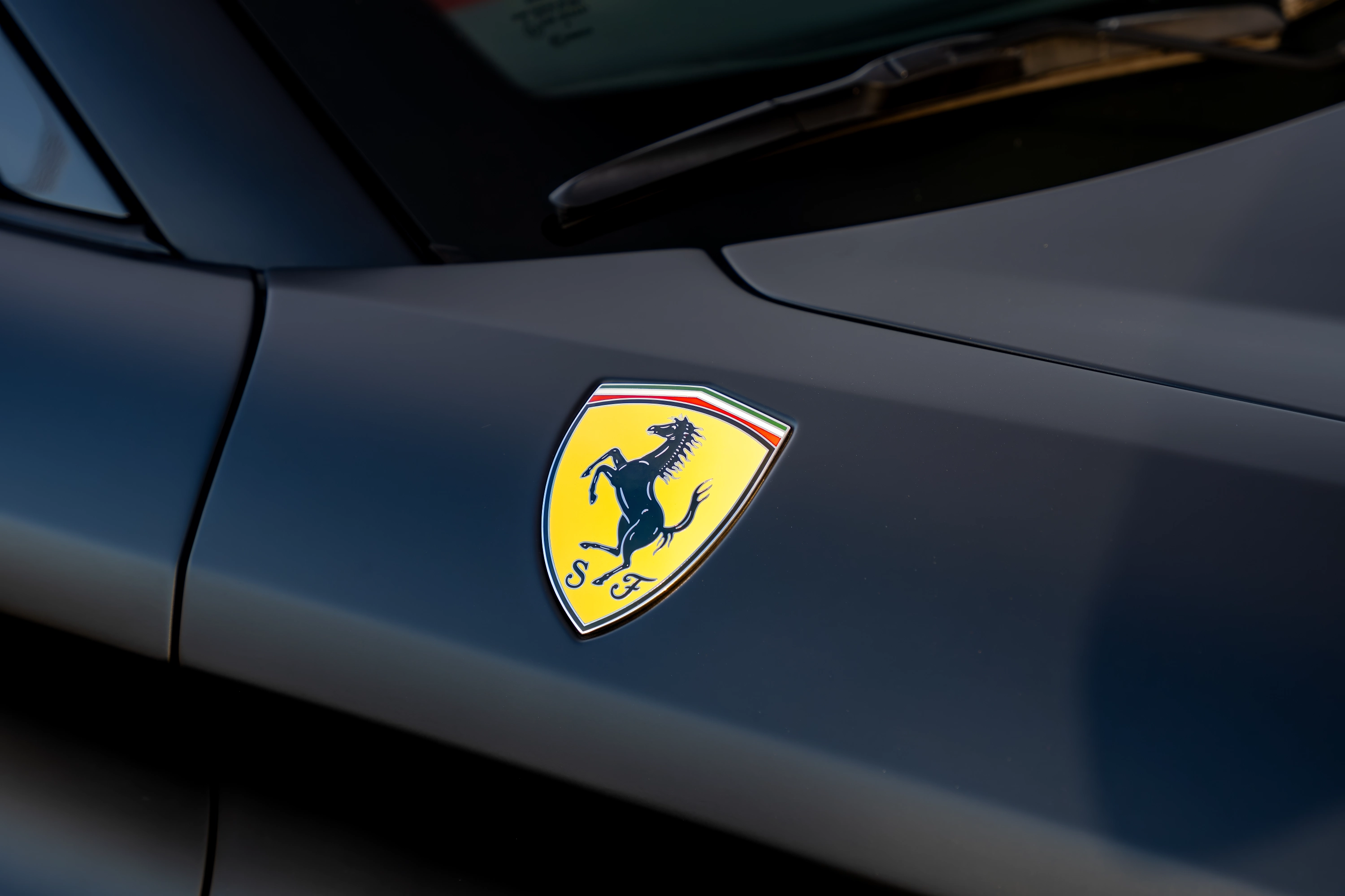 Ferrari California — Action shot al tramonto DrivenByLight