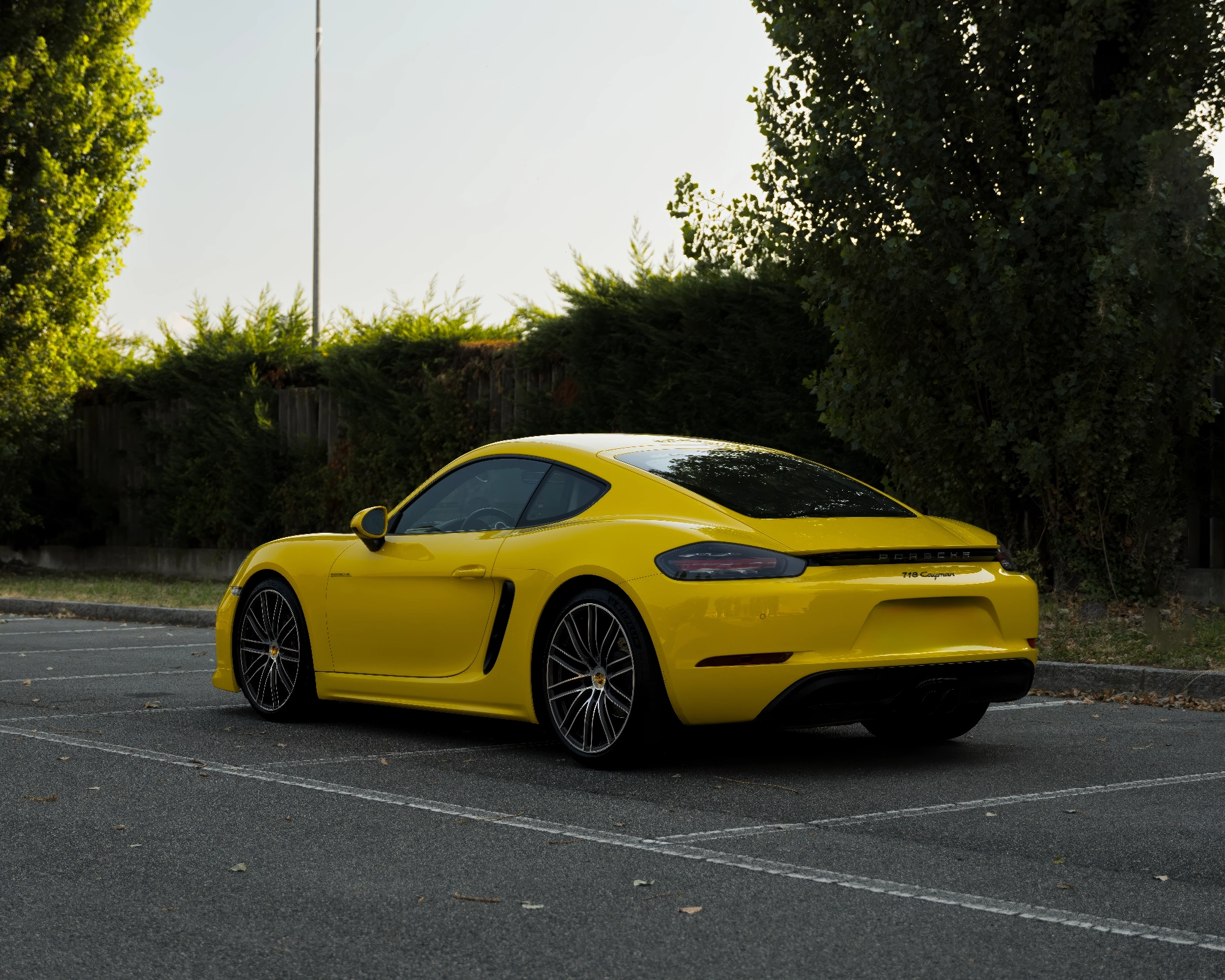 Porsche Cayman — Vista laterale fotografia sportiva professionale automotive